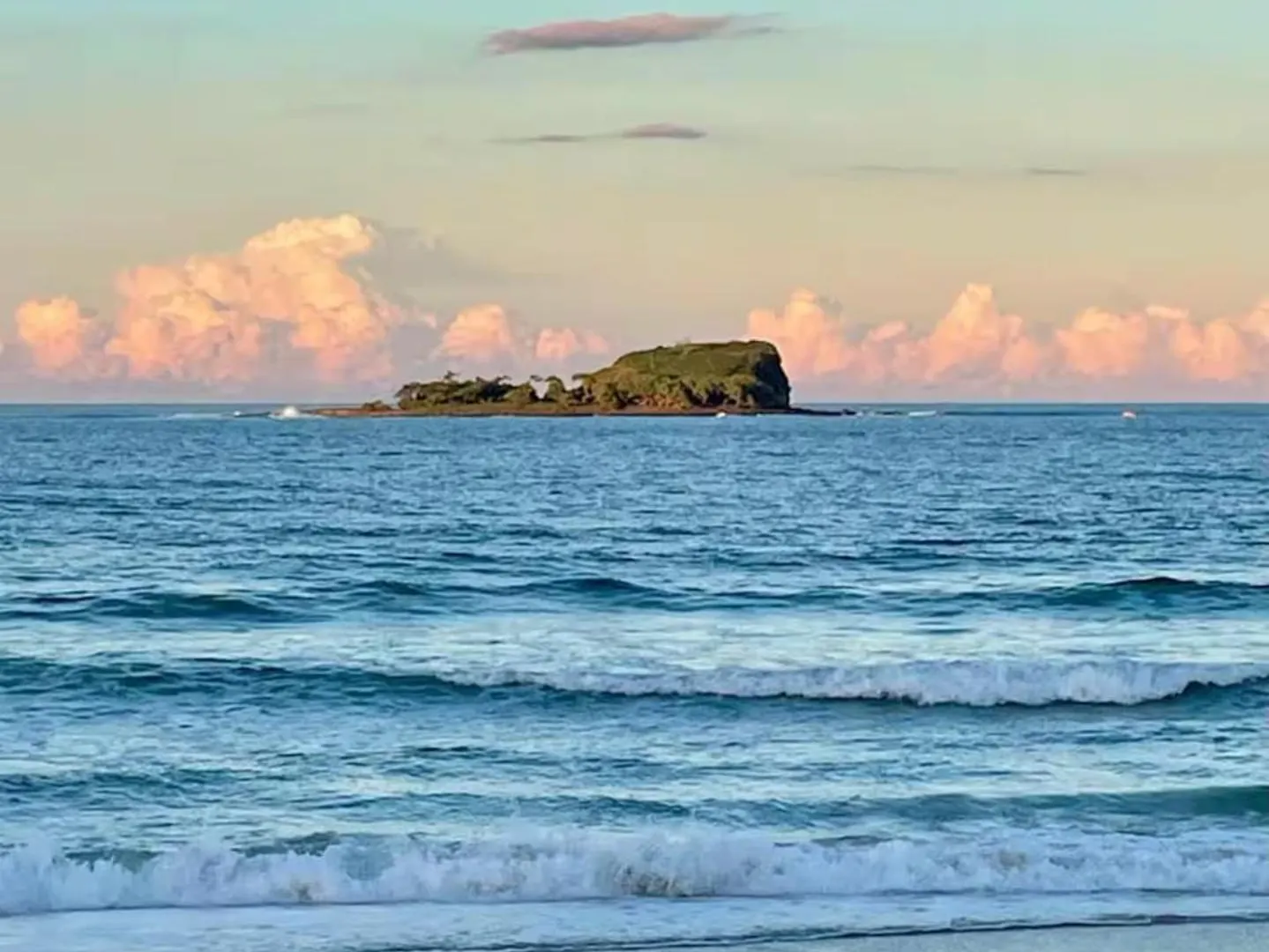 Beachfront Bliss With Ocean Views 무드짐바 0*,