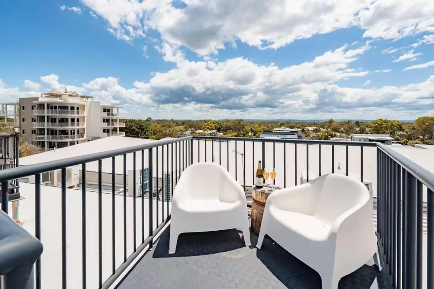 Beachfront Bliss With Ocean Views Mudjimba Appartamento