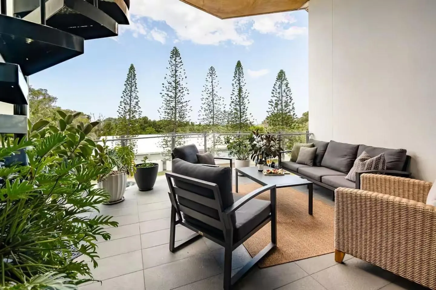 Beachfront Bliss With Ocean Views Mudjimba Appartamento